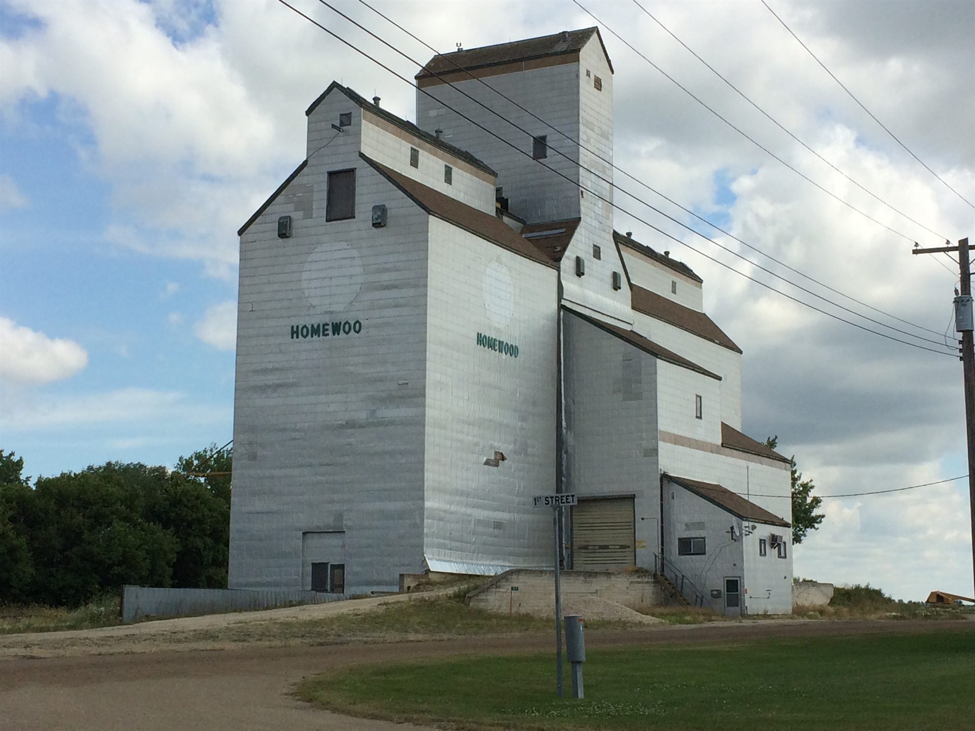 A former Manitoba Pool grain elevator at Homewood, Manitoba, a farming community within the same Rural Municipality of Dufferin as Carman, illustrating the flat prairie grain-elevator landscape of the Pembina Valley where Charlie Redstar was sighted